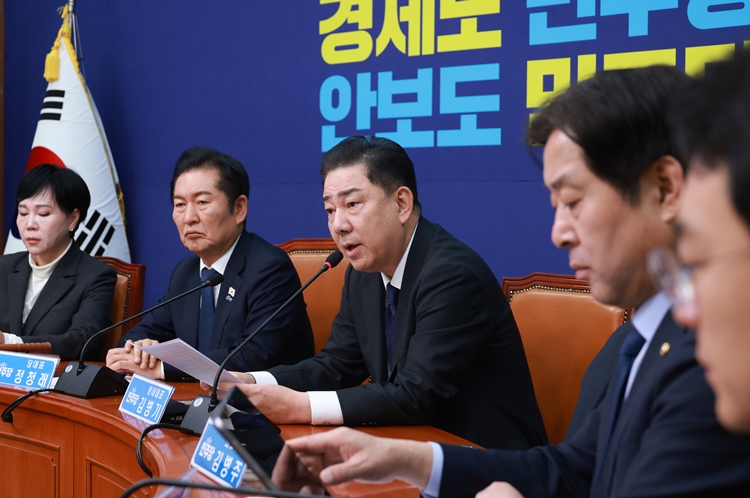 김병기 더불어민주당 원내대표는 12일 정성호 법무부 장관에 항명 검사장 전원을 즉시 보직 해임할 것을 요청했다. 사진은 김 원내대표가 지난 10일 국회에서 열린 최고위원회의에서 발언하고 있는 모습. / 뉴시스