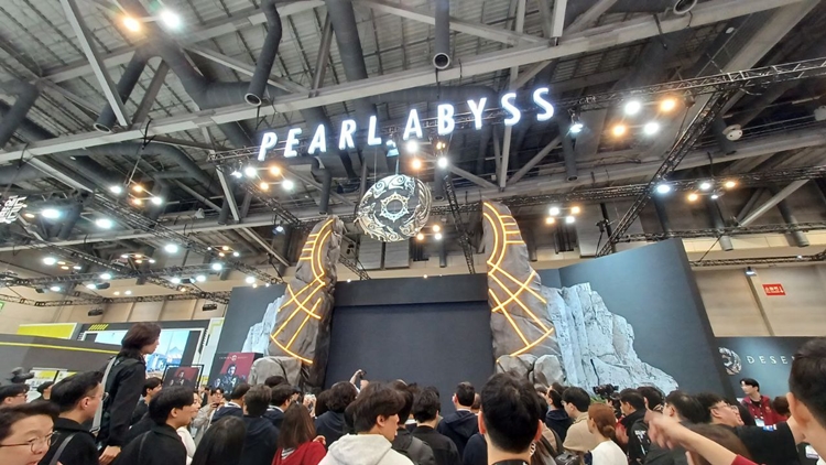 12일 펄어비스는 실적발표에서 3분기 연결기준 매출은 1,068억원으로 전년 동기 대비 34% 증가, 영업이익은 106억원으로 전년 동기 대비 흑자전환했다고 밝혔다. 사진은 지스타2024 펄어비스  ‘붉은사막’ 전시관 모습. / 조윤찬 기자