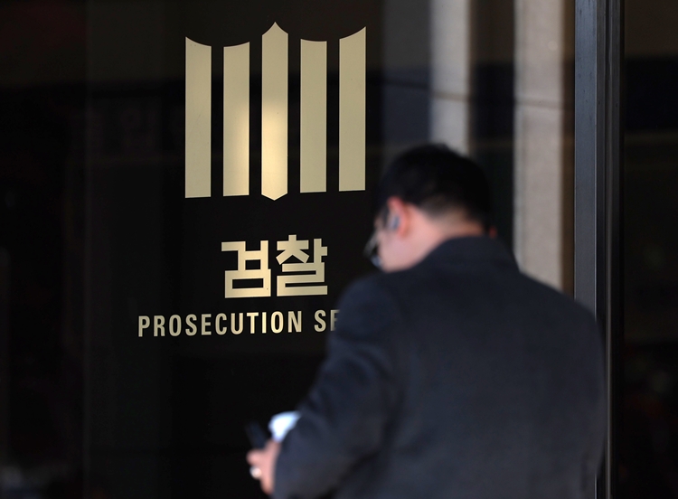 검찰이 대장동 사건 항소 포기를 한 가운데 지난 11일 오전 서울 서초구 서울중앙지방검찰청에서 관계자가 이동하고 있다. / 뉴시스