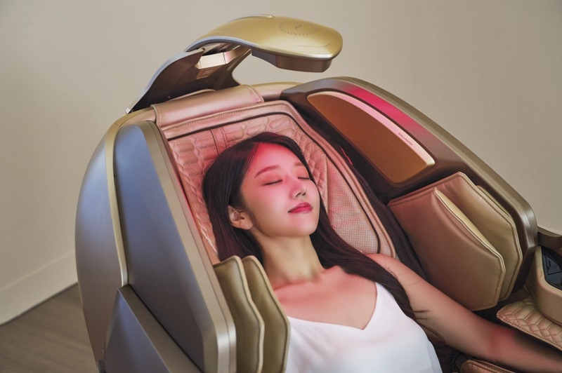 사진은 바디프랜드 에스테틱 헬스케어로봇 ‘퀀텀 뷰티캡슐’ 라이트 케어 모드를 사용하고 있는 모습 / 바디프랜드