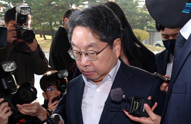 더불어민주당 내에서 노만석 검찰총장 직무대행(대검찰청 차장검사)에 대한 사퇴 여부를 두고 의견이 갈리고 있다. 사진은 노 대행이 12일 오전 서울 서초구 대검찰청으로 출근하고 있는 모습. / 뉴시스