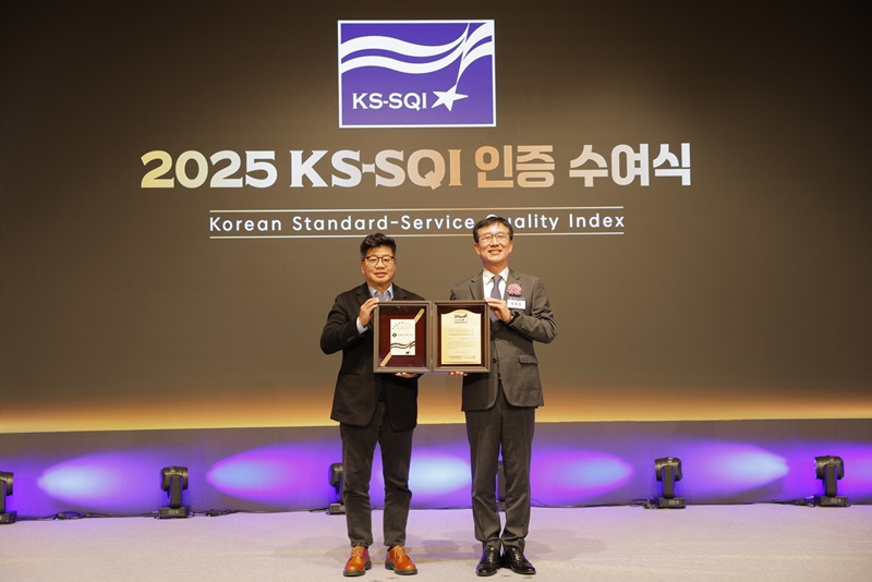 롯데글로벌로지스는 지난 11일 서울 소공동 롯데호텔에서 개최된 ‘2025년 한국서비스품질지수(KS-SQI·Korean Standard-Service Quality Index) 인증 수여식’에서 택배 부문 5년 연속 1위를 수상했다고 12일 밝혔다. / 롯데글로벌로지스 