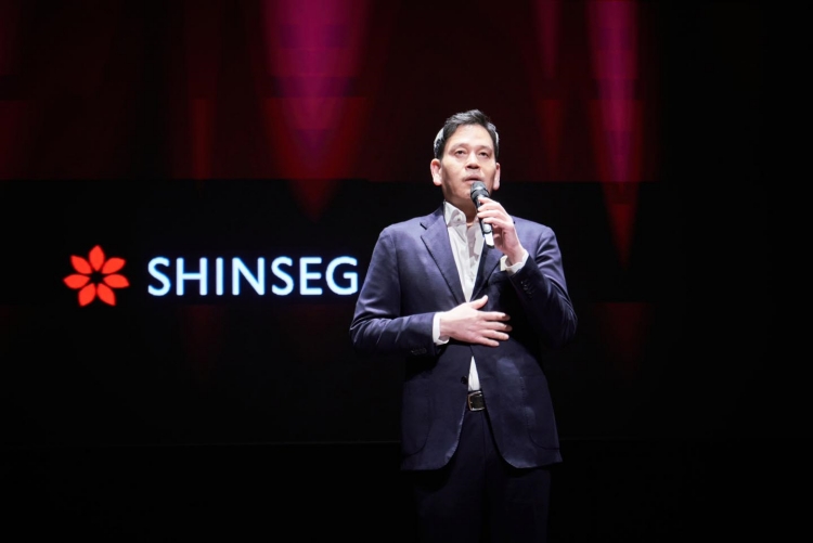 정용진 신세계그룹 회장이 신세계그룹과 알리바바 인터내셔널 합작법인(JV) 이사회 의장을 맡는다. 사진은 지난 2월 정용진 신세계그룹 회장이 2025년 신세계그룹 신입사원 수료식에 참석해 질의응답을 하고 있는 모습. / 뉴시스