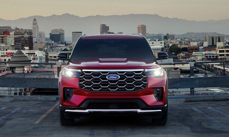 부분변경을 거친 신형 포드 익스플로러는 수입차 시장에서 준대형 SUV 가운데 최저가 모델 수준의 가격으로 책정돼 소비자들 사이에서 호평이 이어진다. 사진은 포드 더 뉴 익스플로러 플래티넘 모델. / 포드코리아