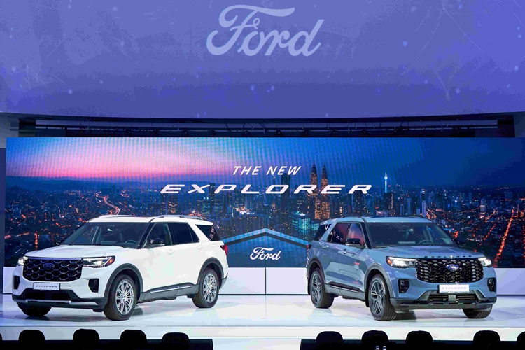 지난해 11월 가격을 인하해 출시된 신형 6세대 포드 익스플로러 부분변경 모델이 올해 국내 시장에서 인기를 끌고 있다. 사진은 포드 익스플로러 플래티넘(왼쪽)과 ST라인(오른쪽). / 포드코리아