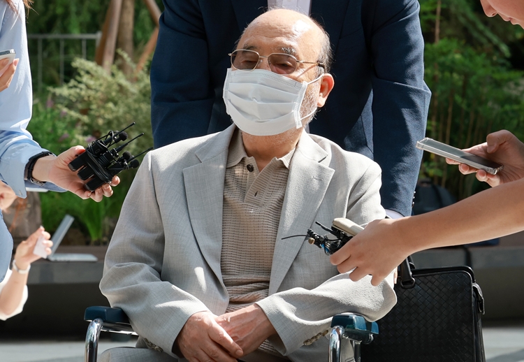 이봉관 서희건설 회장은 윤석열 전 대통령의 부인인 김건희 씨에게 금품을 건넨 사실을 자수해 큰 파문을 일으킨 바 있다. / 뉴시스