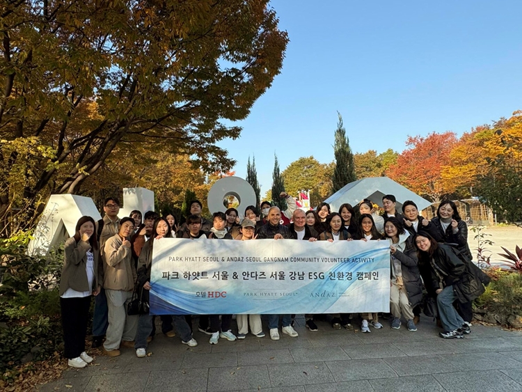 호텔HDC에서 운영하는 파크 하얏트 서울과 안다즈 서울 강남 호텔이 지난 5일 ‘서울숲 플로깅’ 캠페인을 진행했다. 이번 플로깅에는 러쉬코리아 직원들이 동참했다. / 파크 하얏트 서울