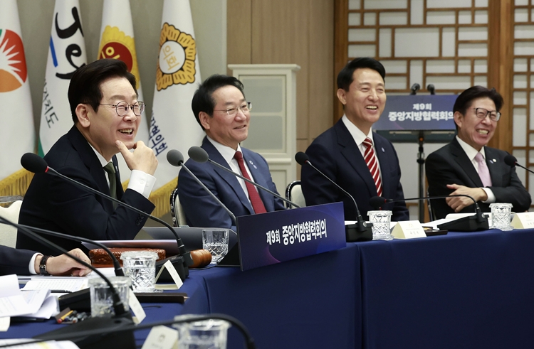 이재명 대통령이 12일 서울 용산 대통령실 청사에서 열린 중앙지방협력회의에서 발언하고 있다. / 뉴시스