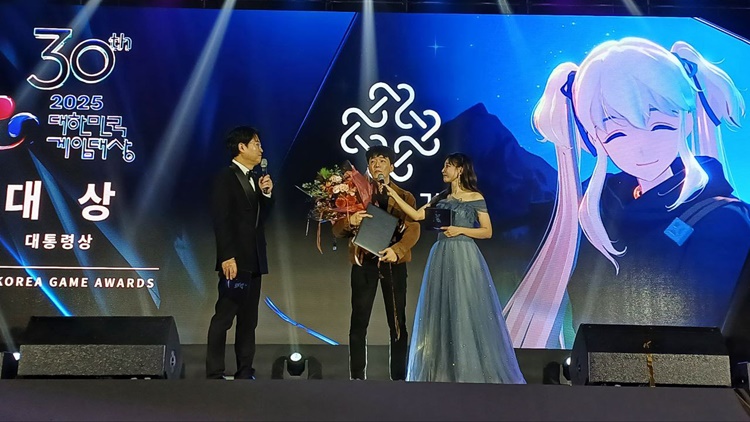 12일 넥슨은 문화체육관광부가 주최한 부산 벡스코 제2전시장에서 열린 2025 대한민국 게임대상 시상식에서 대상을 포함해 5관왕 성과를 기록했다. 사진은 김동건 데브캣 대표가 대상을 수상하는 모습. / 조윤찬 기자