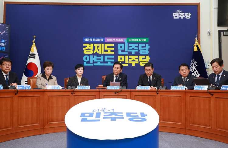 더불어민주당이 대장동 개발비리 사건 ‘항소 포기’ 결정에 대한 검찰 내부 반발을 ‘국기 문란’으로 규정하고 초강경 대응에 나섰다. 사진은 정청래 대표가 지난 10일 국회에서 열린 최고위원회의에서 발언하고 있는 모습. / 뉴시스