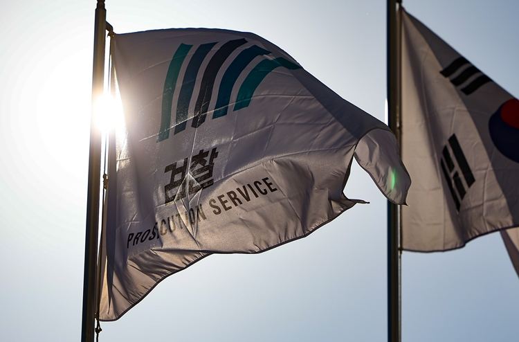 더불어민주당이 검사들의 집단 반발에 대해 초강경 대응에 나선 것은 검찰의 이른바 ‘선택적 반발’ 움직임과 ‘언론플레이’ 등의 영향이 크다. 사진은 12일 서울 서초구 대검찰청의 모습. / 뉴시스