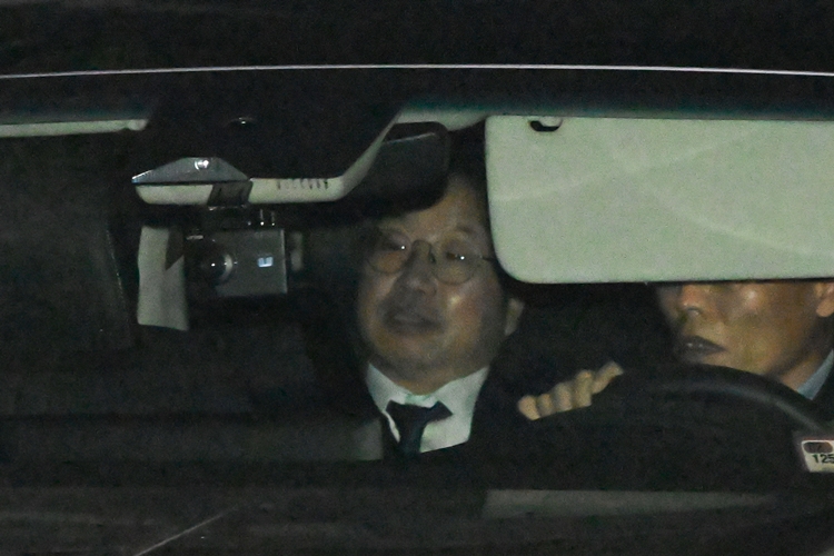 대장동 사건 항소 포기 여파로 사의를 표명한 노만석 검찰총장 직무대행이 12일 서울 서초구 대검찰청에서 퇴근하고 있다. / 뉴시스