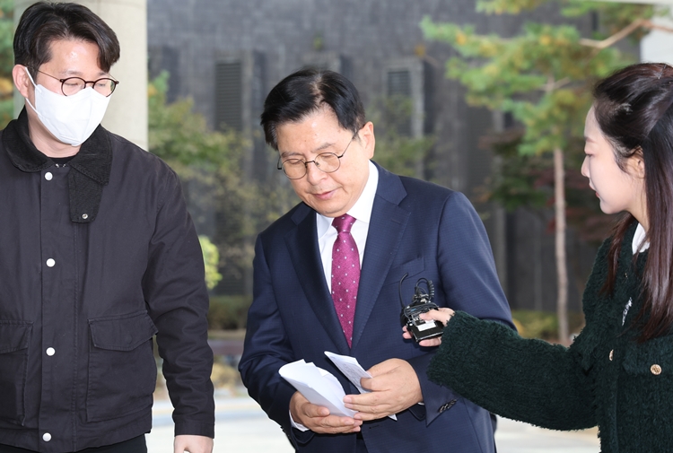 내란특검팀(특별검사 조은석)이 황교안 전 국무총리에 대해 내란선동 혐의로 구속영장을 청구했다. 사진은 황 전 총리가 12일 오전 서울 서초구 서울고등검찰청에 마련된 내란 특검 사무실에서 주머니 속 입장문을 꺼내고 있는 모습. / 뉴시스