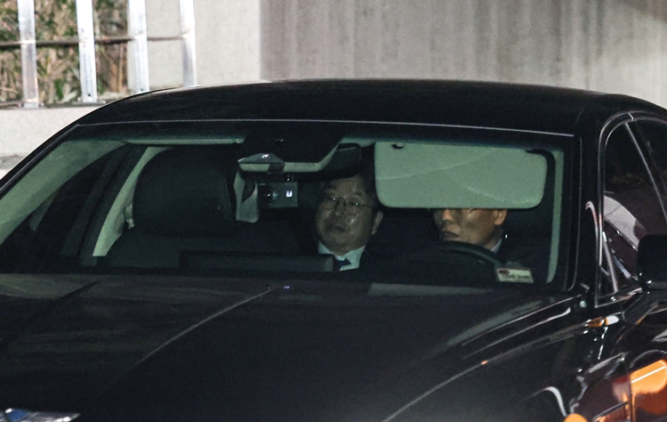 대장동 사건 항소 포기 여파로 사의를 표명한 노만석 검찰총장 직무대행이 12일 서울 서초구 대검찰청에서 퇴근하고 있다. (공동취재) / 뉴시스