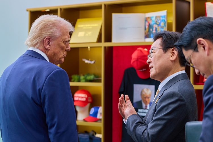 이재명 대통령과 도널드 트럼프 미국 대통령이 지난달 29일 경북 경주박물관에서 정상회담을 앞두고 트럼프 굿즈 전시품을 관람하며 대화하고 있다. / 대통령실 제공