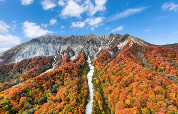 에어서울의 단독 취항지 요나고를 찾는 여행객들이 증가세를 보이고 있다. 이에 에어서울은 12월 하순부터 인천∼요나고 노선을 데일리(매일) 운항한다. 사진은 일본 돗토리현에 위치한 다이센 산. / 모두투어