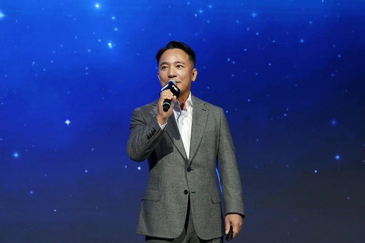 13일 엔씨소프트는 부산 벡스코에서 열린 게임 축제 지스타 2025 행사장에서 미디어를 대상으로 전시작 콘텐츠에 대해 설명했다. 사진은 김택진 엔씨 공동대표가 미디어 행사에 참석해 인사말하는 모습. / 엔씨소프트