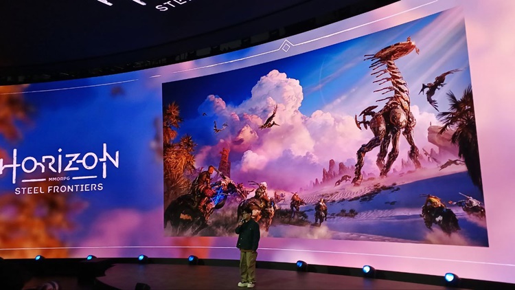 미공개 신작은 MMORPG ‘호라이즌 스틸 프론티어스’로 나타났다. 사진은 이성구 총괄 프로듀서가 ‘호라이즌 스틸 프론티어스’에 대해 설명하는 모습. / 조윤찬 기자