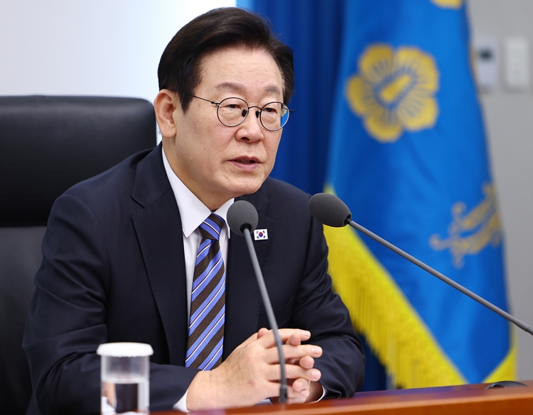 이재명 대통령이 13일 서울 용산 대통령실 청사에서 열린 수석보좌관회의에서 발언하고 있다. (대통령실통신사진기자단) / 뉴시스