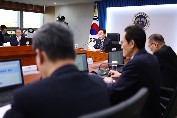 이재명 대통령이 13일 서울 용산 대통령실 청사에서 열린 수석보좌관회의에서 발언하고 있다. (대통령실통신사진기자단) / 뉴시스