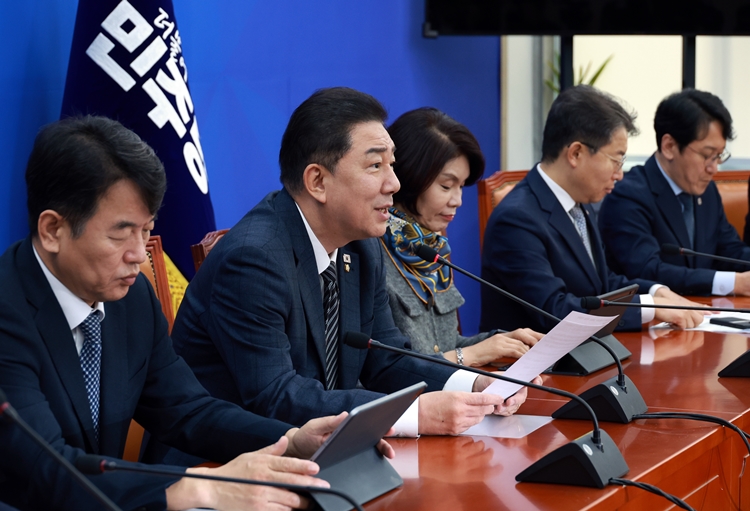 더불어민주당은 13일 이른바 ‘검사 파면법’ 추진을 분명히 했다. 사진은 김병기 원내대표가 이날 국회에서 열린 원내대책회의에서 발언하고 있는 모습. / 뉴시스