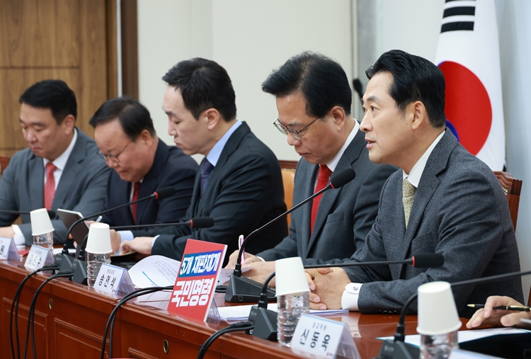 국민의힘 소속 국회 법제사법위원들은 검사가 기소한 사건에 대해 임의로 공소를 취소할 수 없도록 하는 내용을 핵심으로 하는 ‘공소 취소 금지법(형사소송법 개정안)’을 발의했다. 사진은 장동혁 대표가 13일 국회에서 열린 최고위원회의에서 발언하고 있는 모습. / 뉴시스