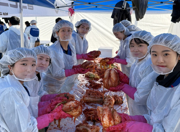 골프존그룹이 그룹사 사회공헌 활동인 ‘스윙 유어 드림’의 일환으로 12일 대전 유성구에서 사랑의 김장 나누기 행사를 진행했다고 13일 밝혔다. / 골프존그룹 