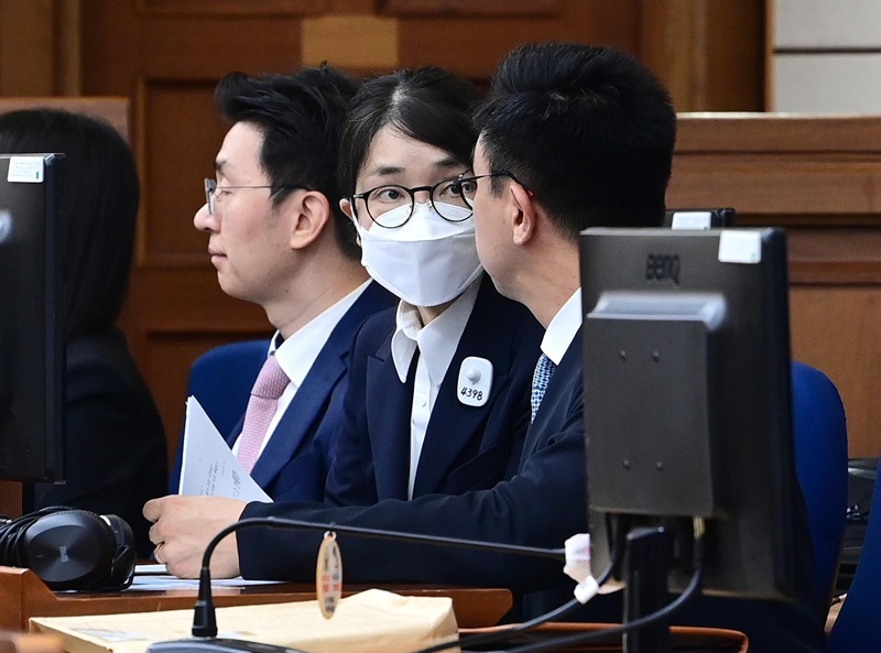 사진은 도이치모터스 주가조작과 명태균 공천개입, 통일교 청탁·뇌물 수수 의혹 혐의 등으로 구속기소 된 김건희 여사가 지난 9월 24일 오후 서울 서초구 서울중앙지방법원에서 열린 첫 재판에 출석해 있는 모습이다. / 뉴시스