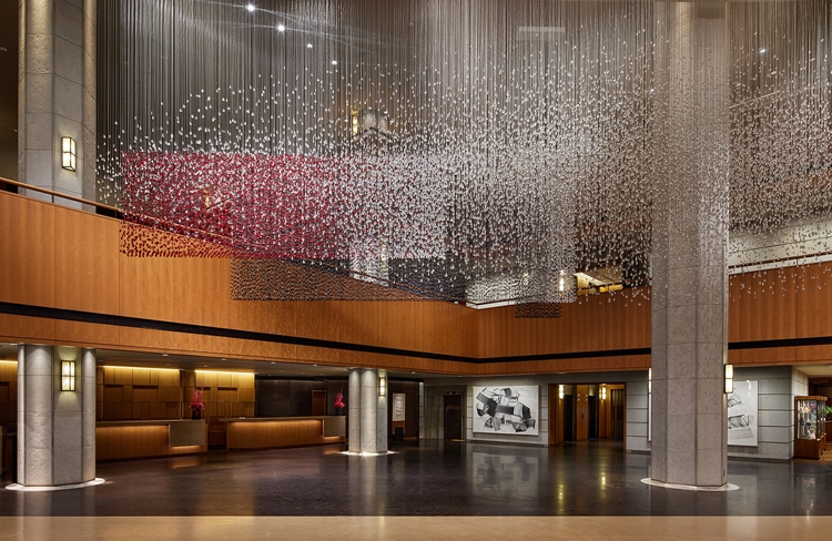 서울신라호텔은 크리스마스 시즌을 맞아 로비 천장 아트웍에 붉은색 크리스탈 장식을 더했다. / 호텔신라