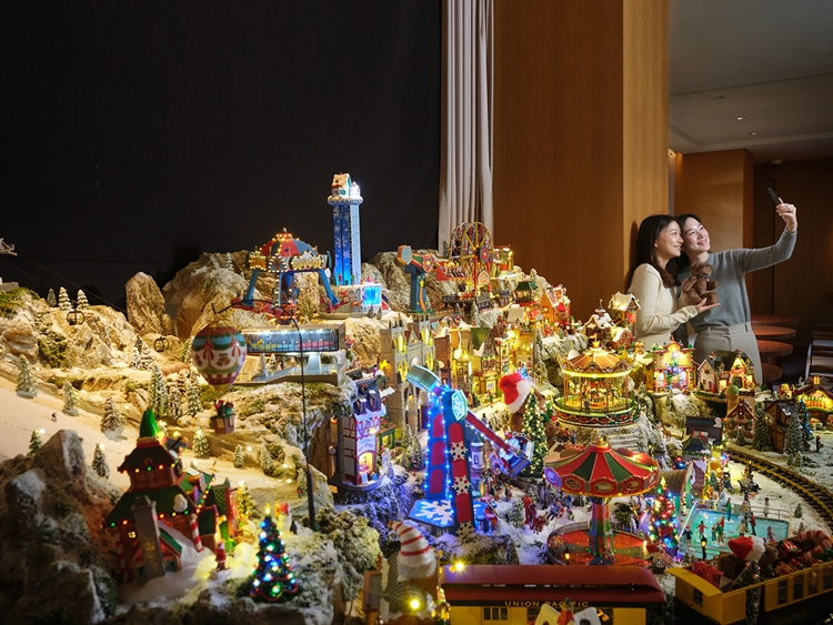 서울신라호텔이 크리스마스시즌을 맞아 호텔 19층 라운지에 메리 신라 빌리지를 조성했다. / 호텔신라