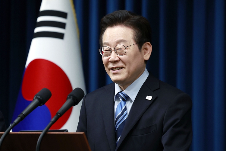 이재명 대통령이 14일 서울 용산 대통령실에서 한·미 간 관세·안보 합의를 문서화하는 '조인트 팩트시트(JFS·합동설명자료)' 관련 발표를 마친 뒤 질문에 답변하고 있다. / 뉴시스