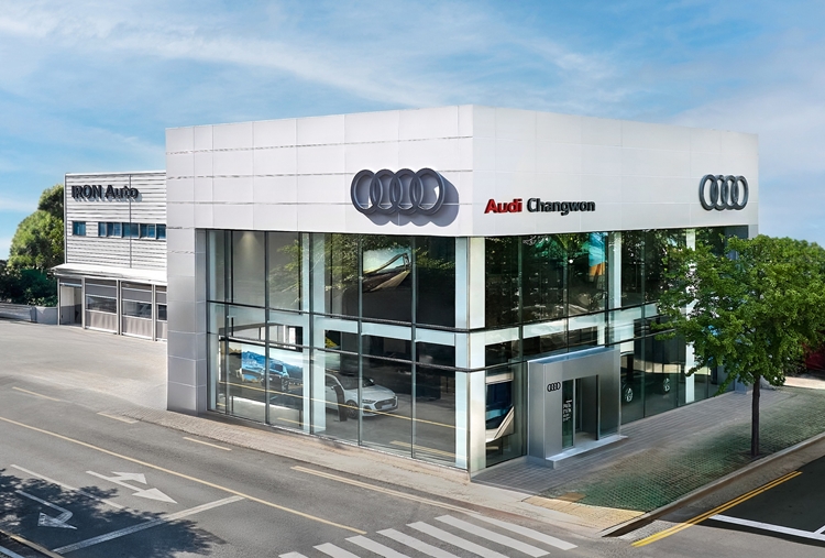 아우디 딜러사 아이언오토가 오는 17일 아우디 대구서비스센터를 리뉴얼 오픈한다. 아우디 대구서비스센터는 기존에 한영모터스에서 운영하던 곳으로, 한영모터스가 영업을 종료하면서 아이언오토가 인수해 재오픈한다. 사진은 아이언오토가 올해 7월 신규로 오픈한 아우디 창원 전시장·서비스센터 전경. / 아우디 코리아