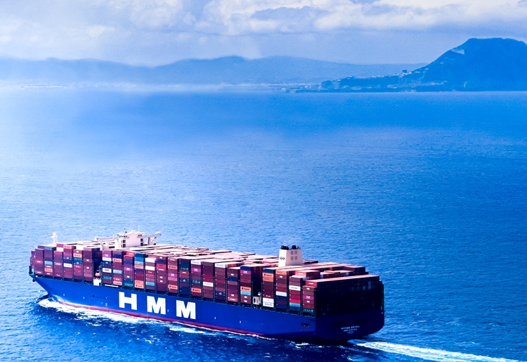 HMM이 운임 하락과 관세 여파 등의 악재 속에 3분기 실적 감소를 면치 못한 것으로 나타났다. / HMM