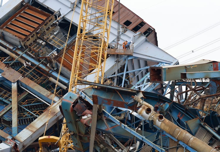 한국동서발전 울산화력발전소에서 보일러타워 붕괴사고가 발생한지 9일이 지난 가운데, 6명이 숨지고 1명은 여전히 실종 상태다. / 뉴시스
