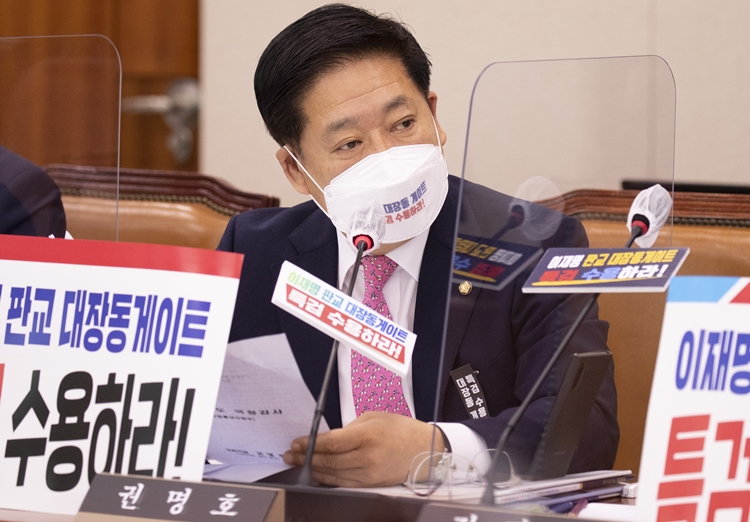 제21대 국회의원을 지내는 등 정치권 출신인 권명호 동서발전 사장은 낙하산 논란 속에 지난해 11월 취임했다. / 뉴시스