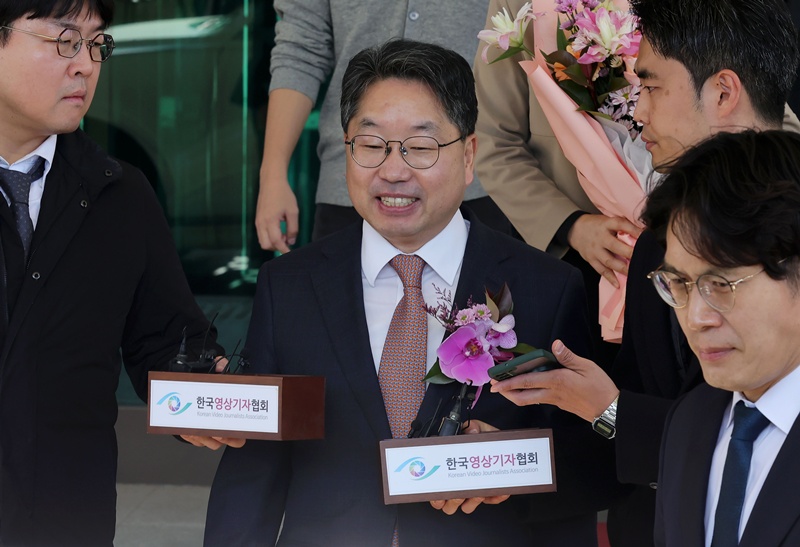 대장동 항소 포기 논란으로 사의를 표명한 노만석 전 검찰총장 직무대행이 14일 서울 서초구 대검찰청을 떠나고 있다. / 뉴시스