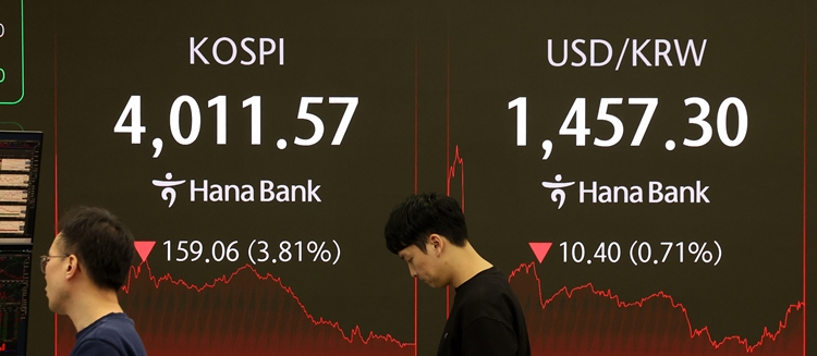 국내 주식 신용거래융자 잔액은 최근 26조원을 넘어섰다. 사진은 14일 오후 서울 중구 하나은행 본점 딜링룸에서 딜러들이 업무를 수행하고 있는 모습. / 뉴시스 