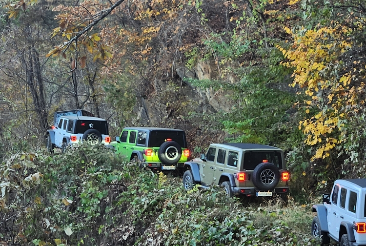 오지 탐험을 떠나는 지프 랭글러 무리. / 제갈민 기자