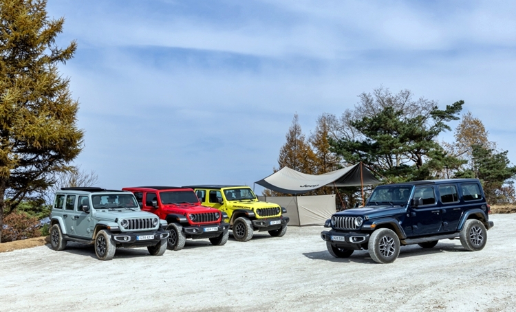 보다 편리한 도심 주행을 원하는 소비자라면 지프 랭글러 사하라 트림을 선택하면 된다./ 스텔란티스코리아