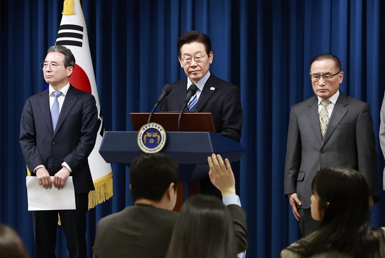 이재명 대통령이 14일 서울 용산 대통령실에서 한·미 간 관세·안보 합의를 문서화하는 '조인트 팩트시트(JFS·합동설명자료)' 관련 발표를 마친 뒤 취재진 질문을 받고 있다. 왼쪽부터 김용범 정책실장, 이 대통령, 위성락 국가안보실장. / 뉴시스