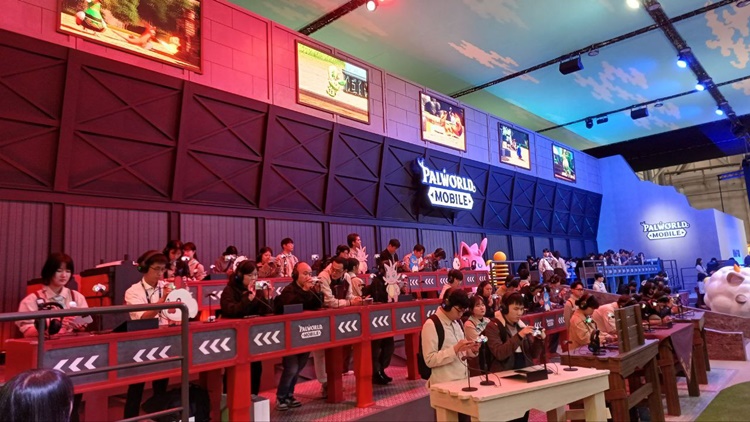 기자는 지난 13일 부산 벡스코에서 열린 지스타2025의 크래프톤 부스에 방문해 30분간 ‘팰월드 모바일’을 체험했다. 사진은 크래프톤 부스 모습. / 조윤찬 기자