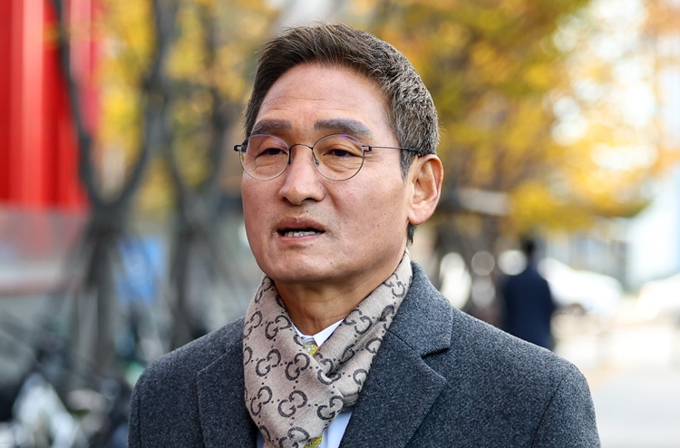 관봉권 띠지 폐기 의혹과 쿠팡 퇴직금 불기소 외압 의혹 진상 규명을 위한 특검(상설특별검사)에 임명된 안권섭 변호사가 17일 서울 여의도 사무실로 출근하면 취재진의 질문에 답하고 있다. / 뉴시스