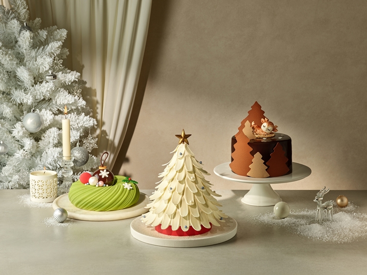 리브랜딩 오픈 후 첫 겨울을 맞는 웨스틴 서울 파르나스 호텔에서는 5종의 한정 페스티브 케이크를 선보인다. 사진의 케이크는 △트리 모양 ‘블랑 포레’(가운데) △피스타치오 리스(왼쪽) △다크 포레스트(오른쪽). / 파르나스호텔