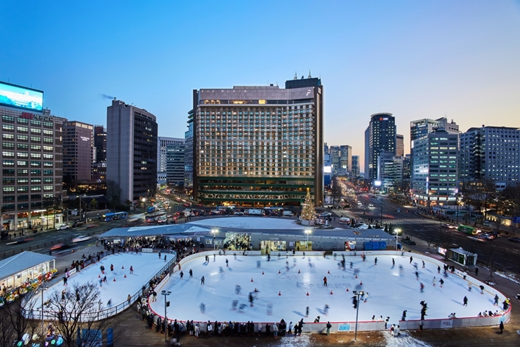 서울시청 앞 더 플라자 호텔이 겨울 숙박 패키지 2종을 선보였다. 사진은 서울광장스케이트장 및 더 플라자 호텔. / 한화호텔앤드리조트