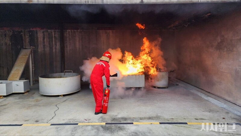 소방안전훈련장에서 소화훈련이 진행되고 있는 모습./ 사진=남극특별취재팀