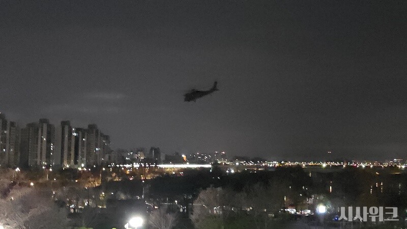 12월 3일 오후 10시 20분경, 전국을 뒤흔드는 사건이 발생했다. 바로 ‘12.3 비상계엄’이었다. 사진은 국회 현장에서 촬영한 계엄군 헬기./ 사진=시사위크DB