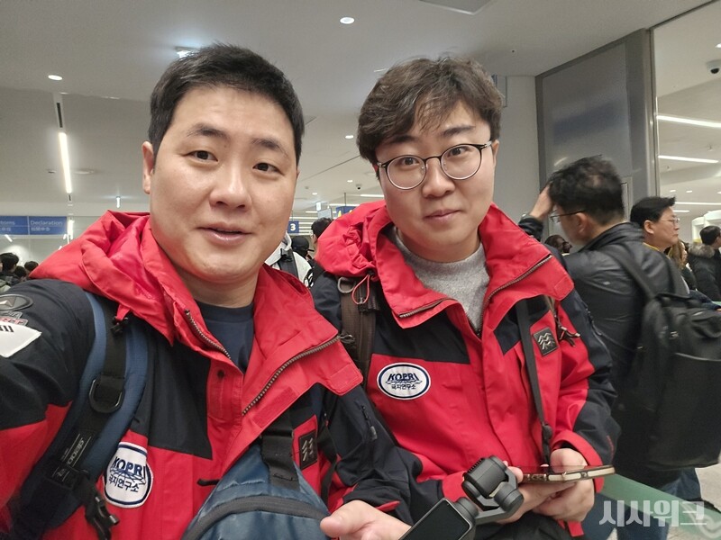 마침내 12월 11일 새벽 6시, 미국 애틀랜타공항행 비행기를 탑승하기 위해 남극특별취재팀은 인천공항에 도착했다. 우여곡절이 많았지만 결국 무사히 출발할 수 있었다. 사진은 시사위크 남극특별취재팀 김두완 팀장(좌)과 박설민 기자(우). / 사진=남극특별취재팀