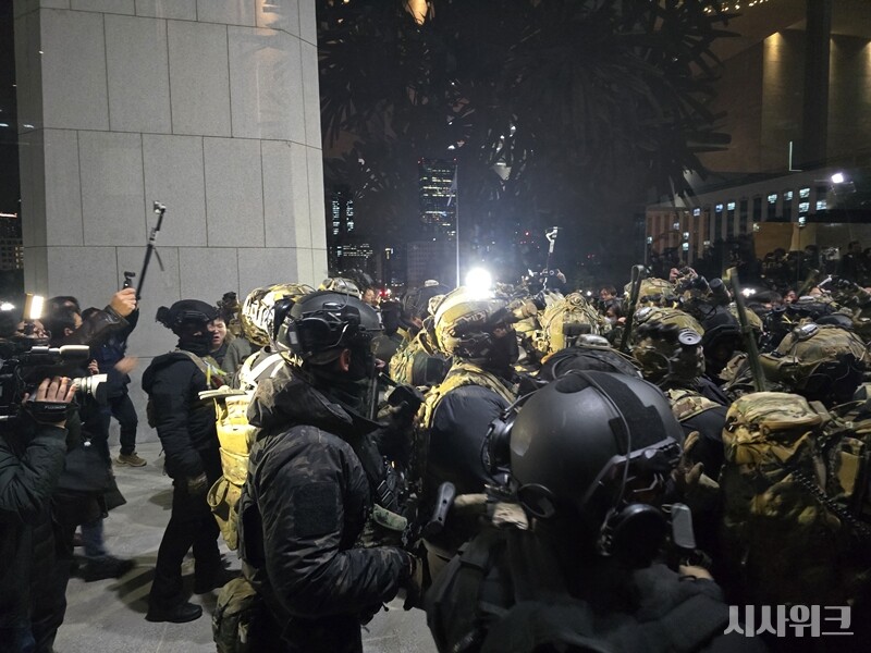 국회 진입을 시도하는 계엄군의 모습./ 사진=시사위크DB