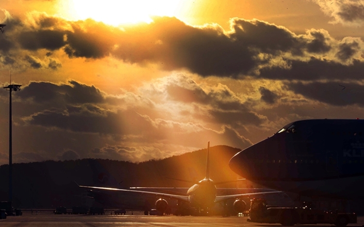 항공업계가 올 3분기 대체로 저조한 실적을 기록했다. 3분기가 항공업계의 성수기임에도 다수의 항공사가 적자를 기록한 이유는 강달러 영향이 가장 큰 것으로 평가된다. / 뉴시스
