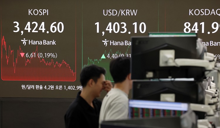 올 3분기 달러 환율이 지난 2분기 대비 떨어지긴 했지만, 9월말 다시 원·달러 환율이 1,400원을 돌파했다. 치솟는 달러 환율로 인해 항공업계가 힘겨운 시기를 보내고 있다. 사진은 올해 9월 30일 오후 하나은행 딜링룸 전광판에 표시된 달러 환율과 코스피 지수.  / 뉴시스